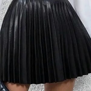Size 8 NWT French Connection faux leather pleated skirt